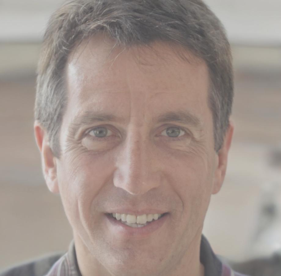 Retrato de Álvaro Mendoza, instructor de finanzas personales